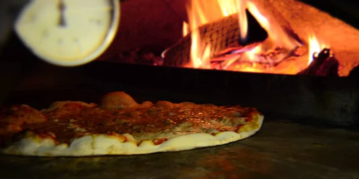 Skvelá XL pizza pre dvoch v Pizza & Restaurant Mamma Mia v Auparku