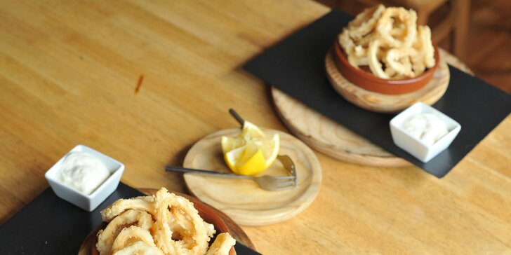 Pravá španielska paella alebo vyprážané kalamáre s cesnakovou omáčkou