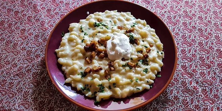 Obrovská porcia (600 g) bryndzových halušiek so slaninkou v Haluškárni