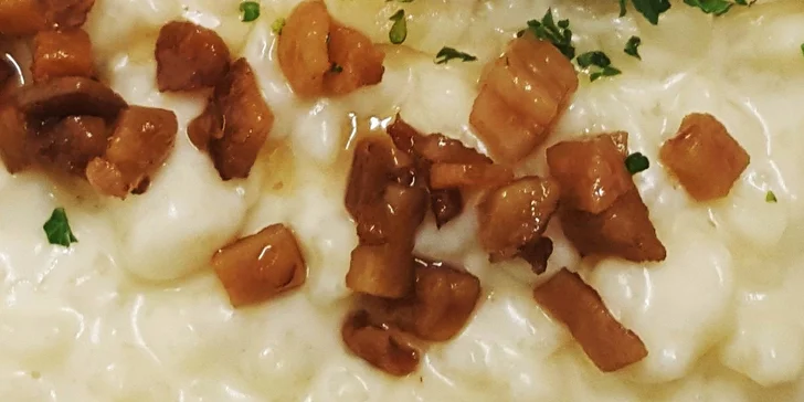 Obrovská porcia (600 g) bryndzových halušiek so slaninkou v Haluškárni