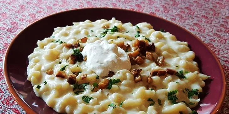 Obrovská porcia (600 g) bryndzových halušiek so slaninkou v Haluškárni