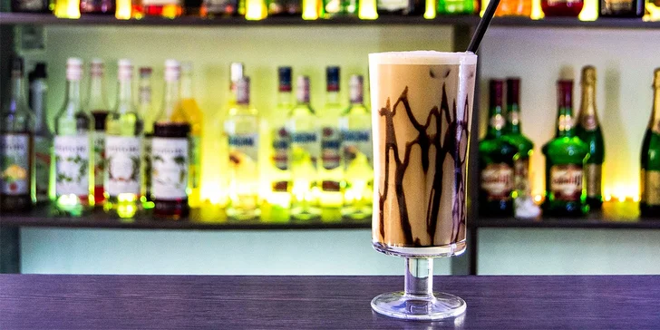 Osviežte sa s ľadovou káva Frappé v Peoples