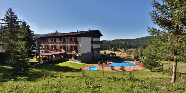 Leto alebo jeseň v modernom zrekonštruovanom Hoteli Polianka s gurmánskou kuchyňou, vonkajším bazénom, horským jazerom a športami v malebnom údolí Nízkych Tatier