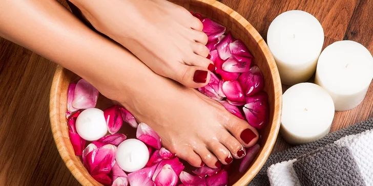 Mokrá alebo wellness pedikúra so špeciálnymi pedikérskymi škrabkami a možnosťou lakovania či zábalu