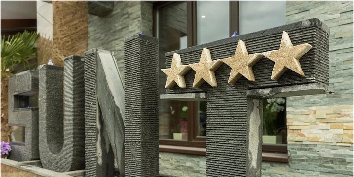 Luxusná dovolenka pre 2 osoby na brehu Slnečných jazier s neobmedzeným vstupom do exteriérových bazénov