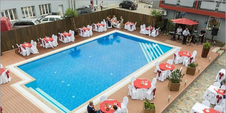 Luxusná dovolenka pre 2 osoby na brehu Slnečných jazier s neobmedzeným vstupom do exteriérových bazénov