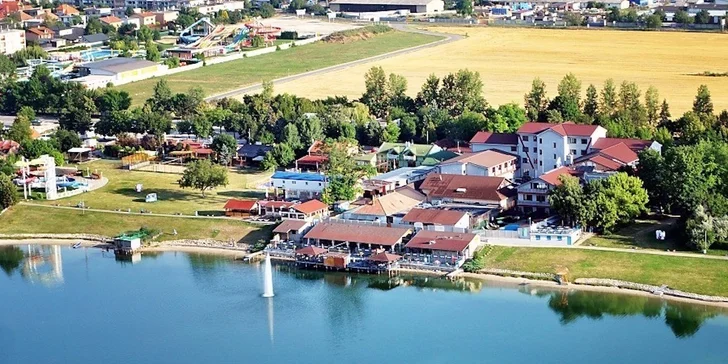 Luxusná dovolenka pre 2 osoby na brehu Slnečných jazier s neobmedzeným vstupom do exteriérových bazénov