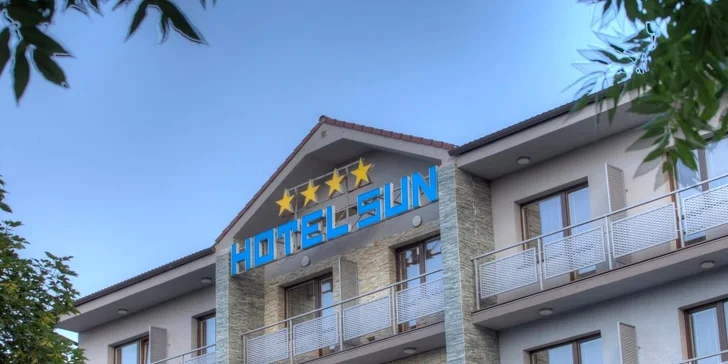 Luxusná dovolenka pre 2 osoby na brehu Slnečných jazier s neobmedzeným vstupom do exteriérových bazénov