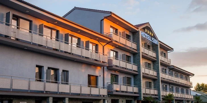 Luxusná dovolenka pre 2 osoby na brehu Slnečných jazier s neobmedzeným vstupom do exteriérových bazénov
