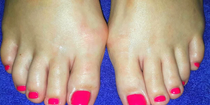 Mokrá alebo wellness pedikúra so špeciálnymi pedikérskymi škrabkami a možnosťou lakovania či zábalu
