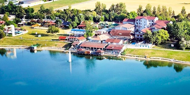 Luxusná dovolenka pre 2 osoby na brehu Slnečných jazier s neobmedzeným vstupom do exteriérových bazénov
