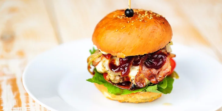 Burger Jack Daniels Royal alebo Fish & Chips v HANGAR Restaurant