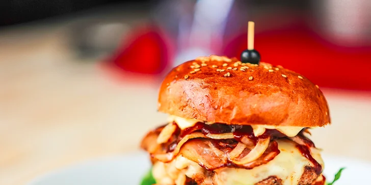 Burger Jack Daniels Royal alebo Fish & Chips v HANGAR Restaurant