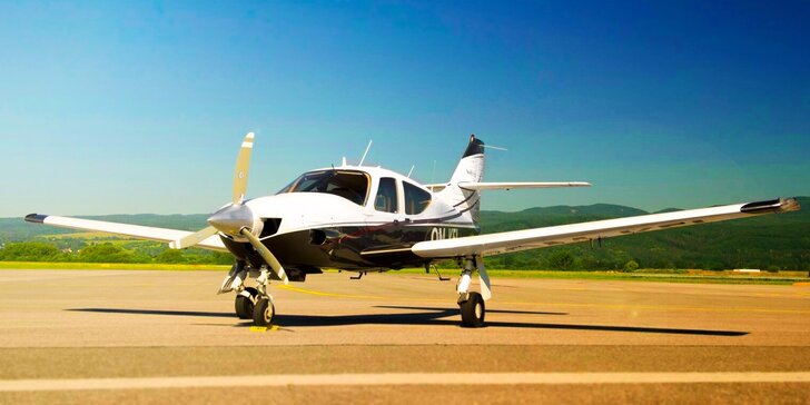 Vyhliadkový let pre 3 osoby s možnosťou pilotovania - pofičíte až 290 km/h!