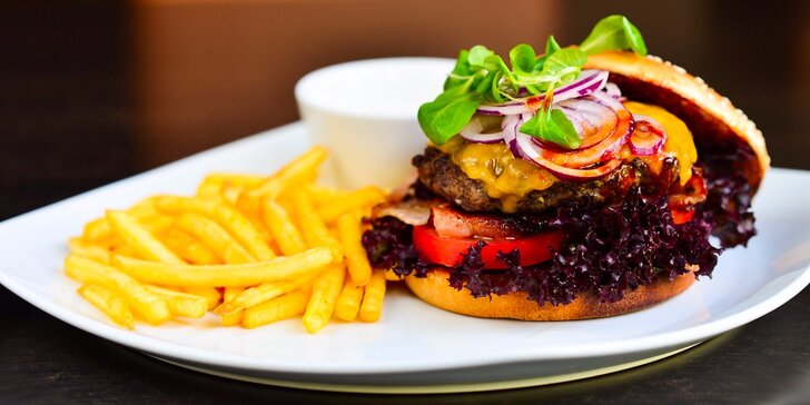 Luxusný burger s hranolčekmi v Pioppo reštaurácii