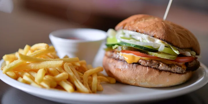 Hovädzí burger s hranolčekmi a omáčkou len pre Zľavomaťákov!