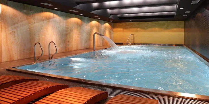 Vstup do moderného wellness aj s masážami a večerou