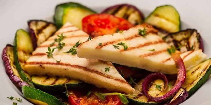 Šťavnaté morčacie stehno či plátky grilovanej zeleniny v Cafe-Restaurant Maraton
