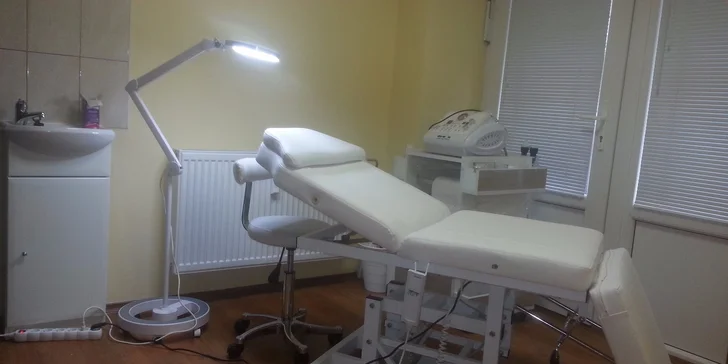 Vysokofrekvenčná rádiofrekvencia tváre s kyselinou hyalurónovou vás zbaví vrások