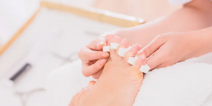Klasická mokrá pedikúra alebo wellness pedikúra. Možnosť aj gél laku alebo masáž!