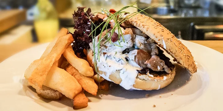 300 g Šuhajov hamburger s hranolčekmi a nápojom podľa vlastného výberu