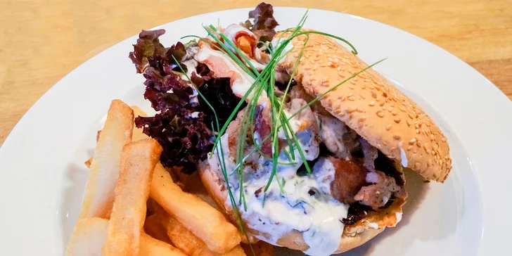 300 g Šuhajov hamburger s hranolčekmi a nápojom podľa vlastného výberu