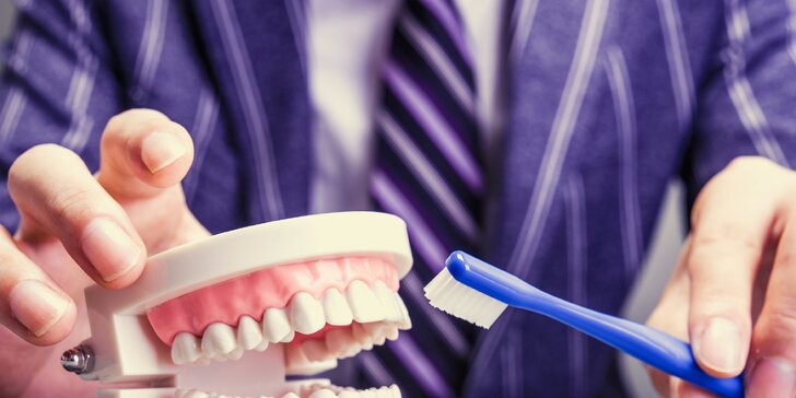 Dentálna hygiena s fluoridáciou, bielenie zubov alebo liečba zuba vŕtaním a biela plomba - prehliadka zdarma!