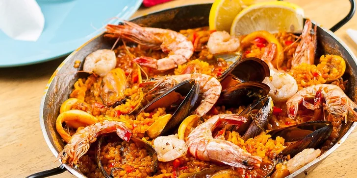 Pravá španielska paella s plodmi mora alebo s kuracím mäsom a zeleninou