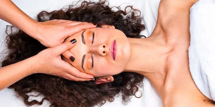 Profesionálne čistenie pleti skin scrubberom alebo sonoforéza v salóne v centre mesta