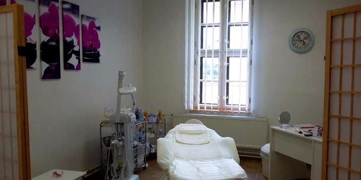 Profesionálne čistenie pleti skin scrubberom alebo sonoforéza v salóne v centre mesta