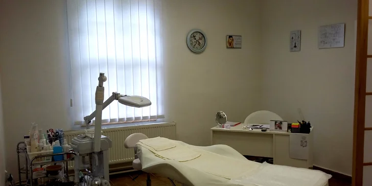 Profesionálne čistenie pleti skin scrubberom alebo sonoforéza v salóne v centre mesta