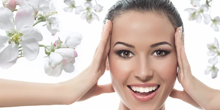 Profesionálne čistenie pleti skin scrubberom alebo sonoforéza v salóne v centre mesta