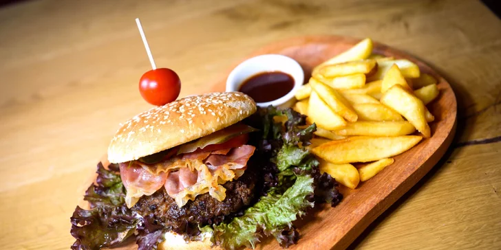 Famózny burger so steakovými hranolčekmi