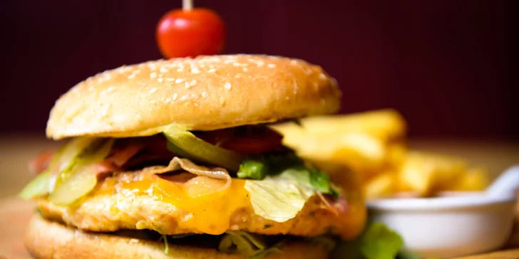 Famózny burger so steakovými hranolčekmi