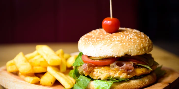 Famózny burger so steakovými hranolčekmi
