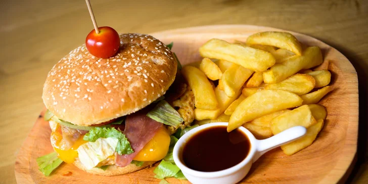 Famózny burger so steakovými hranolčekmi