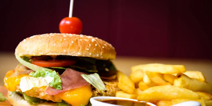 Famózny burger so steakovými hranolčekmi