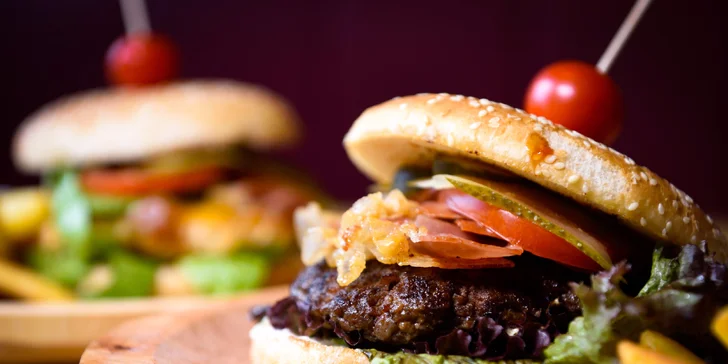 Famózny burger so steakovými hranolčekmi