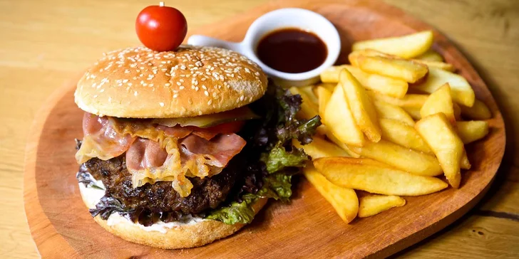 Famózny burger so steakovými hranolčekmi