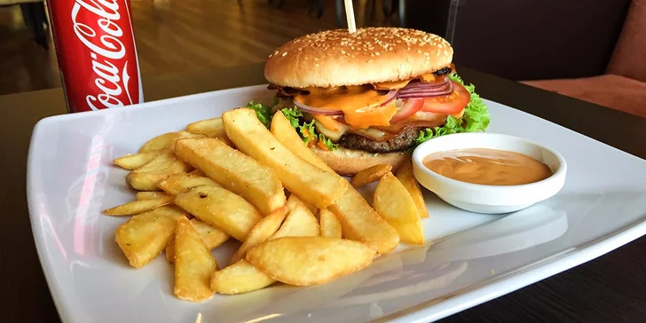 Šťavnatý burger so steakovými hranolčekmi a nápojom
