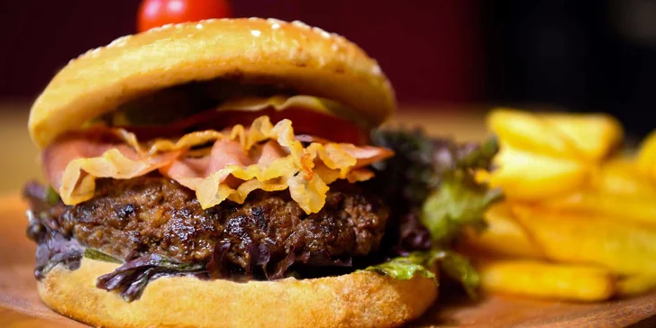 Famózny burger so steakovými hranolčekmi