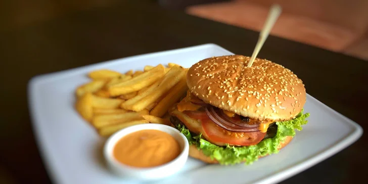 Šťavnatý burger so steakovými hranolčekmi a nápojom