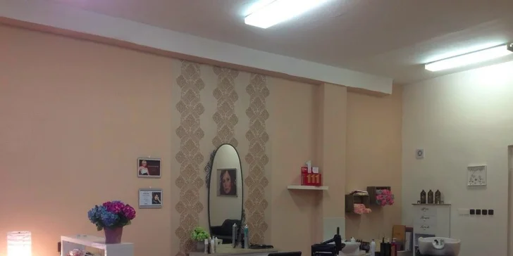 Masáž tváre a dekoltu s farbením alebo úpravou obočia