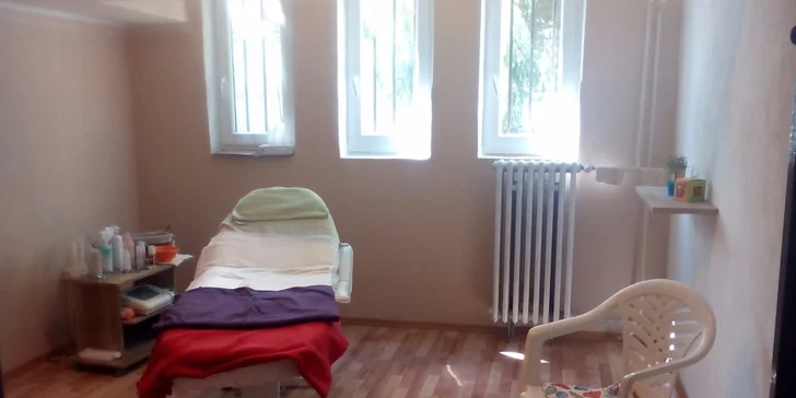 Masáž tváre a dekoltu s farbením alebo úpravou obočia
