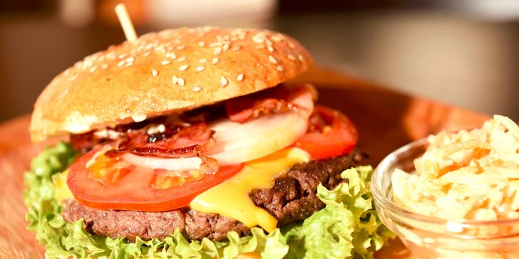 XXL burger v domácej žemli s hranolčekmi EXKLUZÍVNE na Zľavomate! Aj s možnosťou rozvozu!