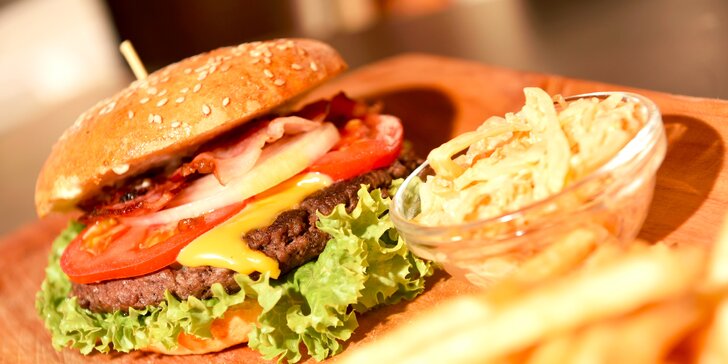 XXL burger v domácej žemli s hranolčekmi EXKLUZÍVNE na Zľavomate! Aj s možnosťou rozvozu!