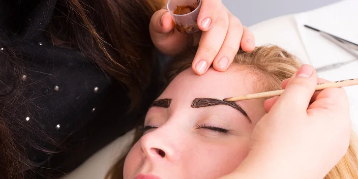 Lash lifting alebo farbenie obočia hennou