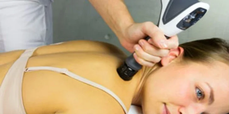 Klasická alebo reflexná masáž, manuálna lymfodrenáž a terapia akustickými rázovými vlnami