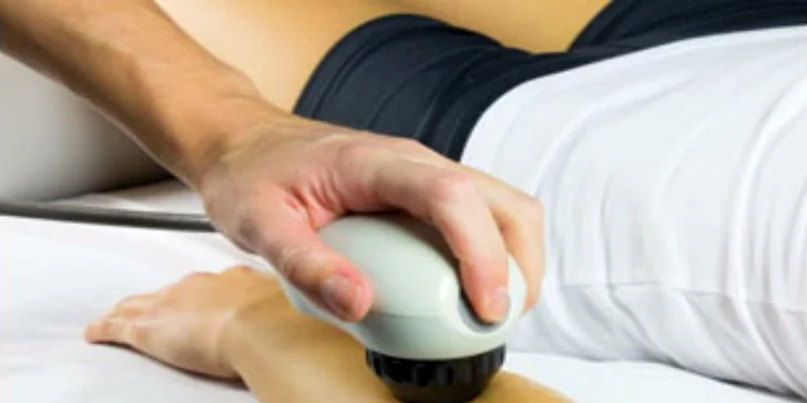 Klasická alebo reflexná masáž, manuálna lymfodrenáž a terapia akustickými rázovými vlnami