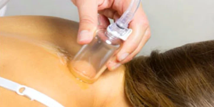 Klasická alebo reflexná masáž, manuálna lymfodrenáž a terapia akustickými rázovými vlnami